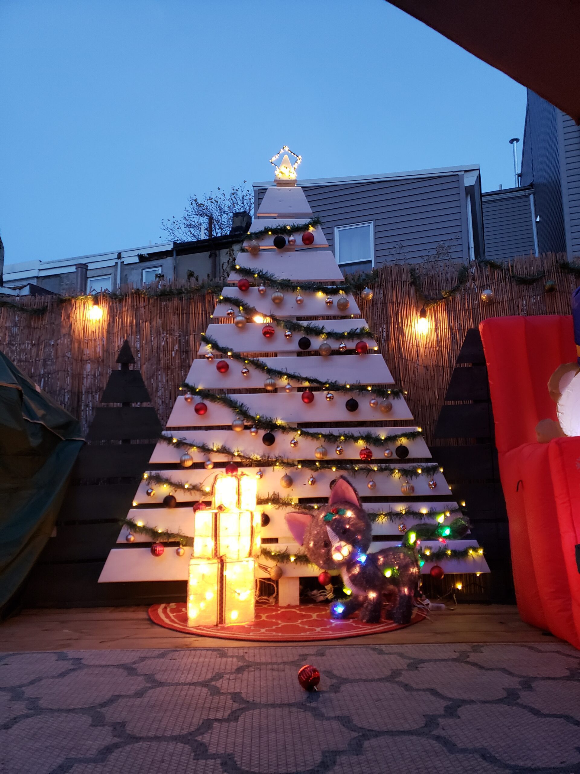 TheCraftyCatsman - Outdoor Christmas Tree