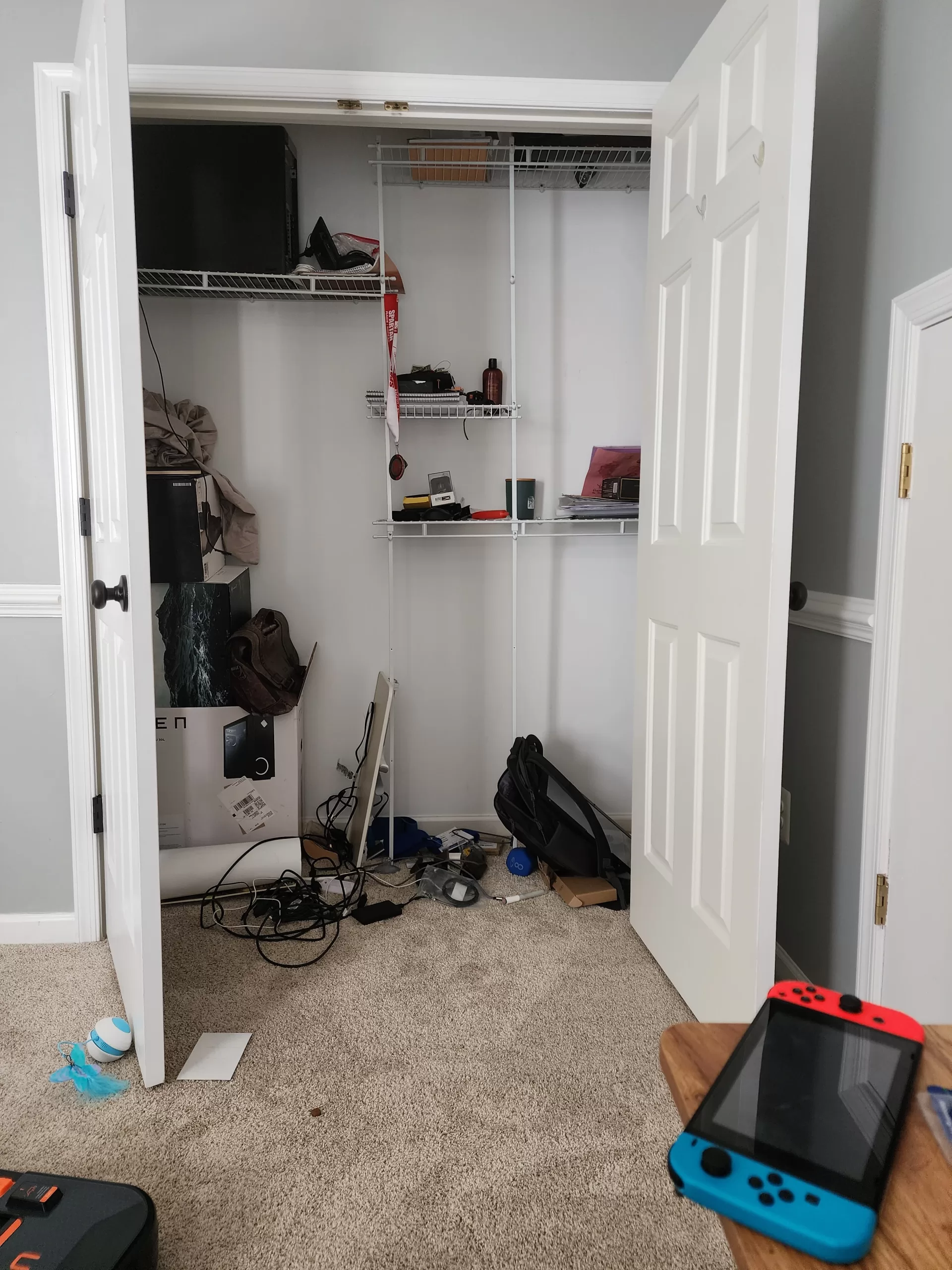 Closet Before picture of white wire shelving and disorganization 